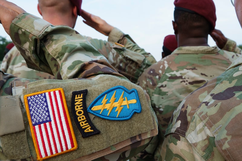 Paracaidistas del Ejército pertenecientes a la 82ª División Aerotransportada, con base en Fort Bragg, realizan una ceremonia de reenganche en Washington, D.C. Fotógrafo: Kevin Carter/Getty Images. Paracaidistas del Ejército pertenecientes a la 82ª División Aerotransportada, con base en Fort Bragg, realizan una ceremonia de reenganche en Washington, D.C. Fotógrafo: Kevin Carter/Getty Images.