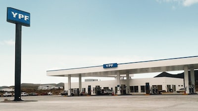 Cae el petróleo, no la nafta: el “buffer” de Marín e YPF que frenó subas ahora demora las bajas Cae el petróleo, no la nafta: el “buffer” de Marín e YPF que frenó subas ahora demora las bajas