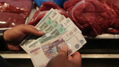 Rublo se debilita hasta los 100 por dólar al tiempo que sanciones ahogan a Rusia Rublo se debilita hasta los 100 por dólar al tiempo que sanciones ahogan a Rusia