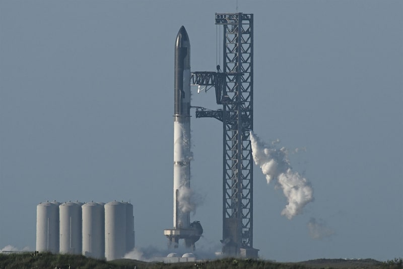 El cohete SpaceX Starship en la plataforma de lanzamiento de la SpaceX Starbase en Boca Chica, visto desde South Padre Island, Texas, el 17 de abril de 2023. El cohete SpaceX Starship en la plataforma de lanzamiento de la SpaceX Starbase en Boca Chica, visto desde South Padre Island, Texas, el 17 de abril de 2023.