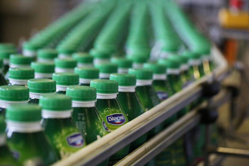 Garrafas de iogurte Activia em linha de produção: gigante francesa tem investido em sua linha de bebidas nutricionais (Foto: Andrey Rudakov/Bloomberg) Garrafas de iogurte Activia em linha de produção: gigante francesa tem investido em sua linha de bebidas nutricionais (Foto: Andrey Rudakov/Bloomberg)