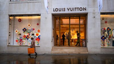 Retração do mercado de luxo e tarifas derrubam vendas da LVMH e geram alerta no setor Retração do mercado de luxo e tarifas derrubam vendas da LVMH e geram alerta no setor