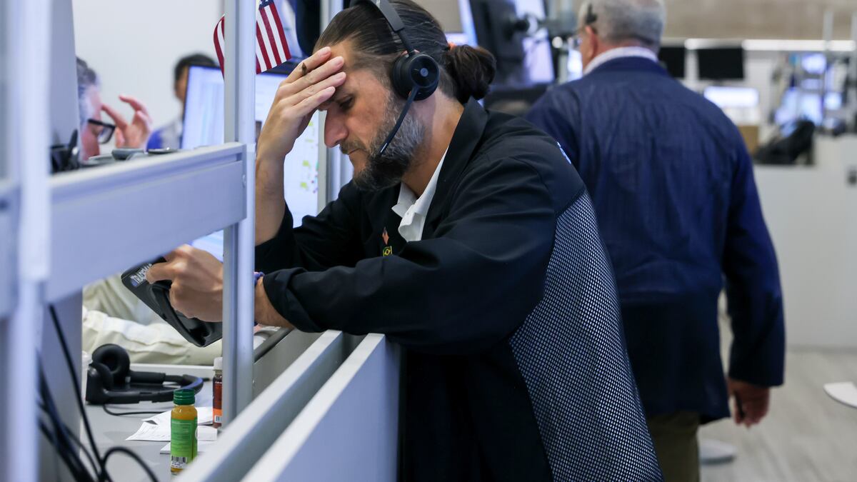 S&P 500 cae, los bonos se desploman y el dólar repunta tras dato de inflación en EE.UU.