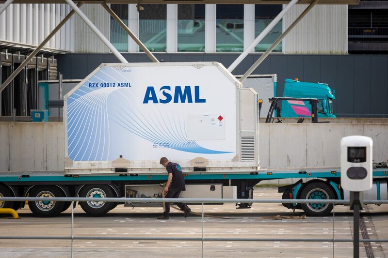 ASML es el único productor mundial de máquinas litográficas de última generación. ASML es el único productor mundial de máquinas litográficas de última generación.