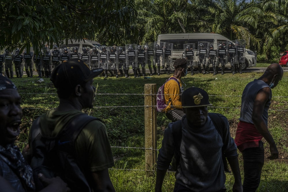 Guardias nacionales caminan hacia migrantes haitianos durante una redada en Chiapas, el 2 de septiembre de 2021.Fotógrafo: Alejandro Cegarra / Bloomberg Guardias nacionales caminan hacia migrantes haitianos durante una redada en Chiapas, el 2 de septiembre de 2021.Fotógrafo: Alejandro Cegarra / Bloomberg