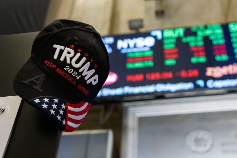 Ações globais subiam no início desta amanhã após um tribunal dos EUA ter bloqueado a maior parte das tarifas impostas pelo presidente Donald Trump. Ações globais subiam no início desta amanhã após um tribunal dos EUA ter bloqueado a maior parte das tarifas impostas pelo presidente Donald Trump.