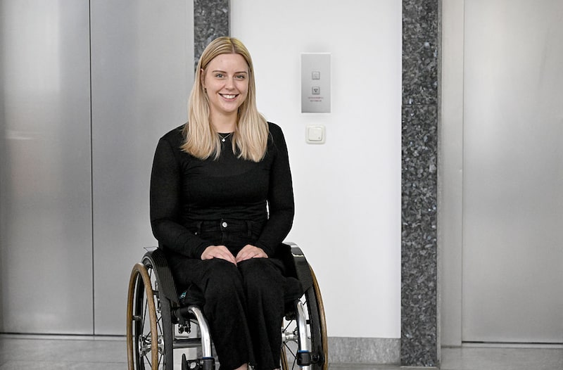 La ingeniera de la ESA, Michaela Benthaus, fotografiada en la antesala de la oficina de Múnich de la agencia de prensa alemana DPA, tiene 33 años y se convirtió en la primera persona con discapacidad en viajar al espacio. La ingeniera de la ESA, Michaela Benthaus, fotografiada en la antesala de la oficina de Múnich de la agencia de prensa alemana DPA, tiene 33 años y se convirtió en la primera persona con discapacidad en viajar al espacio.