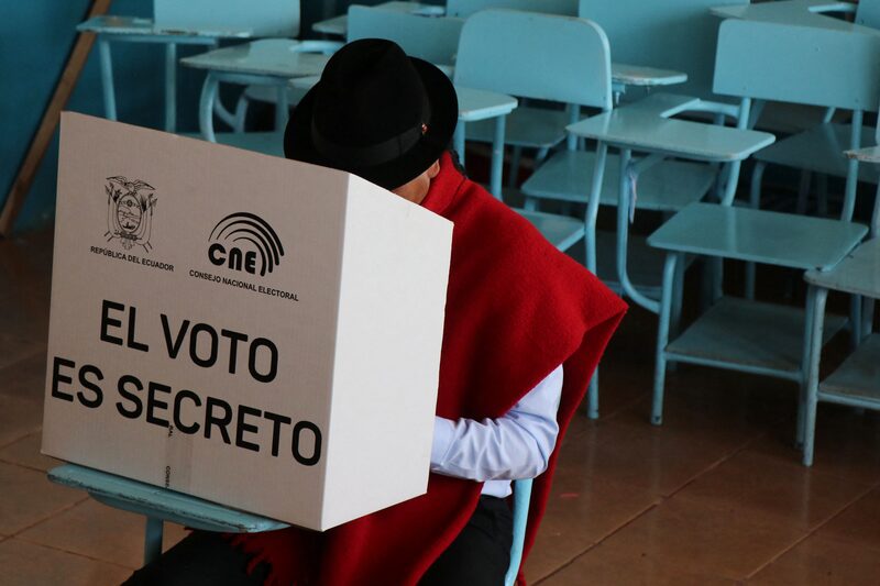 Según se indicó, después del asalto la empresa DHL recibió una llamada en que sujetos indicaban que podían retirar los paquetes en una dirección específica. Según se indicó, después del asalto la empresa DHL recibió una llamada en que sujetos indicaban que podían retirar los paquetes en una dirección específica.