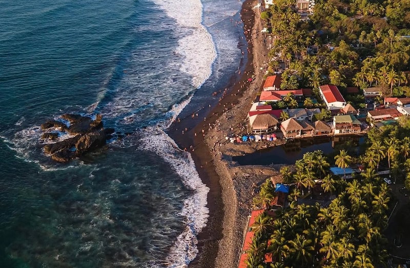 Playa El Tunco, El Salvador. Playa El Tunco, El Salvador.