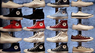 Director de Converse revisará un anuncio que, según los críticos, evoca al Ku Klux Klan Director de Converse revisará un anuncio que, según los críticos, evoca al Ku Klux Klan