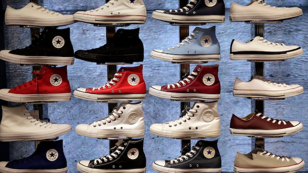 Director de Converse revisará un anuncio que, según los críticos, evoca al Ku Klux Klan Director de Converse revisará un anuncio que, según los críticos, evoca al Ku Klux Klan