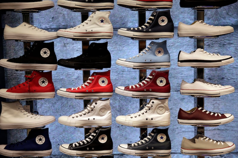 Imagen de archivo. Zapatillas de Converse expuestas en una tienda de calzado de moda. Imagen de archivo. Zapatillas de Converse expuestas en una tienda de calzado de moda.