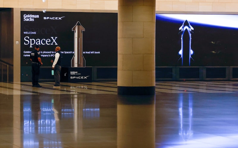 Letreros de SpaceX en el vestíbulo de la sede de Goldman Sachs en Nueva York. Fotógrafa: Kena Betancur/Bloomberg. Letreros de SpaceX en el vestíbulo de la sede de Goldman Sachs en Nueva York. Fotógrafa: Kena Betancur/Bloomberg.