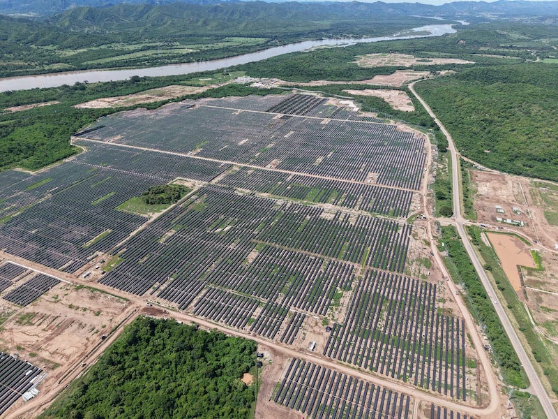 Puerta de Oro, localizada a cerca de 110 quilômetros de Bogotá, possui 360 megawatts de capacidade instalada e mais de 511.000 painéis solares (Foto: Divulgação) Puerta de Oro, localizada a cerca de 110 quilômetros de Bogotá, possui 360 megawatts de capacidade instalada e mais de 511.000 painéis solares (Foto: Divulgação)