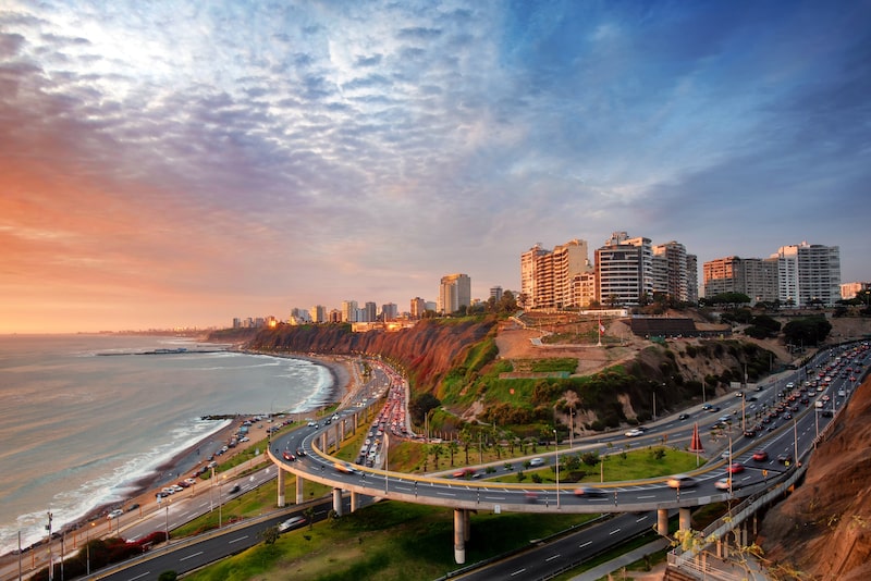 Lima, Perú a lo largo de la costa también conocida como el Circuito de Playas de la Costa Verde a la puesta de sol de la hora dorada Lima, Perú a lo largo de la costa también conocida como el Circuito de Playas de la Costa Verde a la puesta de sol de la hora dorada