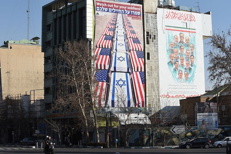 Un mural anti-EE.UU. e Israel en Teherán. Fotógrafo: Kaveh Kazemi/Getty Images. Un mural anti-EE.UU. e Israel en Teherán. Fotógrafo: Kaveh Kazemi/Getty Images.