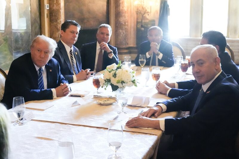 Trump saludó a Netanyahu y a su esposa Sara en el escalón superior del dorado vestíbulo de su finca de Florida. Trump saludó a Netanyahu y a su esposa Sara en el escalón superior del dorado vestíbulo de su finca de Florida.