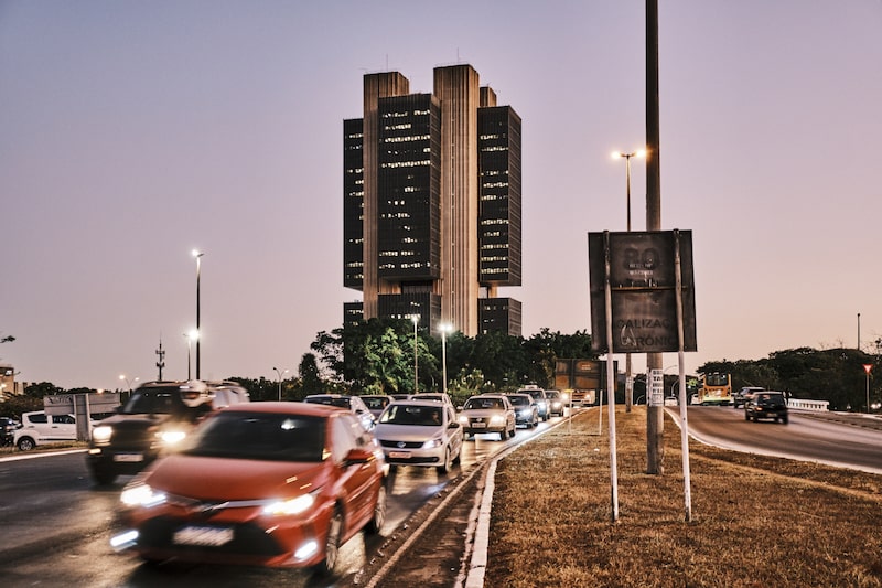 Banco Central de Brasil ofrece vender US$3.000 millones mientras el real se debilita. Banco Central de Brasil ofrece vender US$3.000 millones mientras el real se debilita.