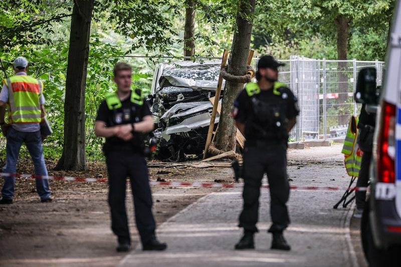 La policía alemana se encuentra junto a una camioneta blanca que el sospechoso utilizó en el ataque de anoche contra los participantes del desfile del Orgullo de Berlín "Christopher Street Day", el 26 de julio de 2026. La policía alemana se encuentra junto a una camioneta blanca que el sospechoso utilizó en el ataque de anoche contra los participantes del desfile del Orgullo de Berlín "Christopher Street Day", el 26 de julio de 2026.