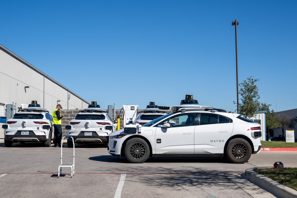 Un vehículo de Waymo entra en una estación de recarga en Texas, donde hay más de 600 vehículos autónomos matriculados. Fotógrafo: Brandon Bell/Getty Images Un vehículo de Waymo entra en una estación de recarga en Texas, donde hay más de 600 vehículos autónomos matriculados. Fotógrafo: Brandon Bell/Getty Images