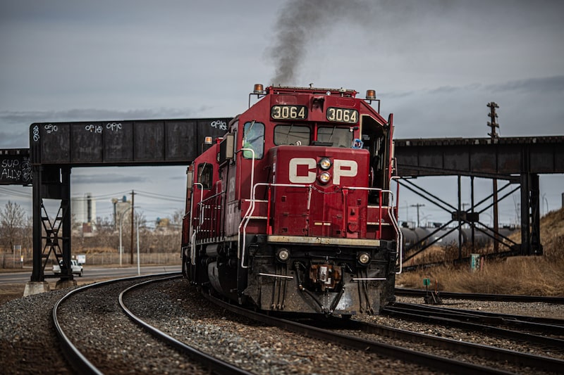 La ferrocarrilera canadiense quiere comprar a su rival estadounidense Kansas City Southern, que opera en EE.UU., Canadá y México. La ferrocarrilera canadiense quiere comprar a su rival estadounidense Kansas City Southern, que opera en EE.UU., Canadá y México.