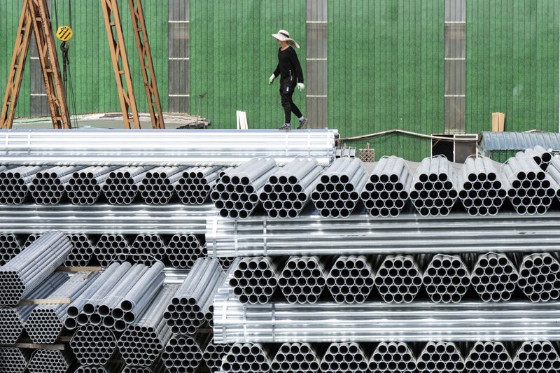 La persistente crisis inmobiliaria de China y el decaído crecimiento económico están reconfigurando la enorme industria siderúrgica del país. La persistente crisis inmobiliaria de China y el decaído crecimiento económico están reconfigurando la enorme industria siderúrgica del país.