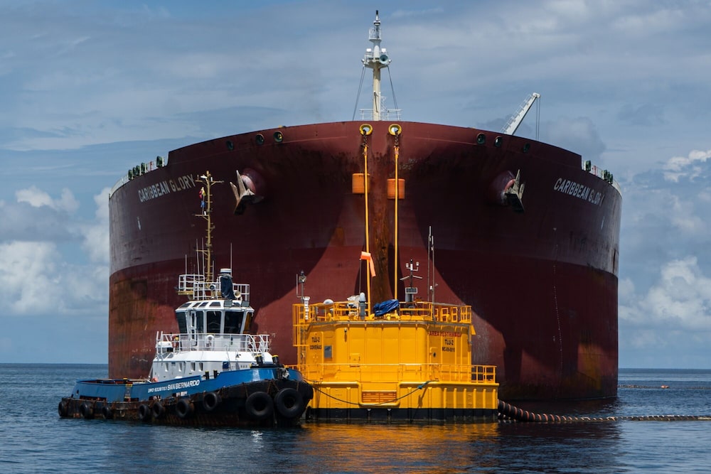 Un buque cargando petróleo crudo para su exportación a través de un oleoducto submarino y un amarre de boya único en el puerto de Cenits Coveas, una filial de Ecopetrol, en Coveas, departamento de Sucre, Colombia. Un buque cargando petróleo crudo para su exportación a través de un oleoducto submarino y un amarre de boya único en el puerto de Cenits Coveas, una filial de Ecopetrol, en Coveas, departamento de Sucre, Colombia.