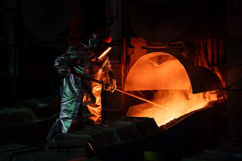 Un operario en la fundición de cobre de KGHM Polska Miedz SA en Glogow, Polonia. Un operario en la fundición de cobre de KGHM Polska Miedz SA en Glogow, Polonia.