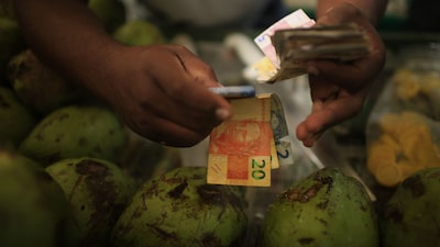 INPC sobe mais de 10% e salário mínimo pode ficar em R$ 1.210 em 2022 INPC sobe mais de 10% e salário mínimo pode ficar em R$ 1.210 em 2022