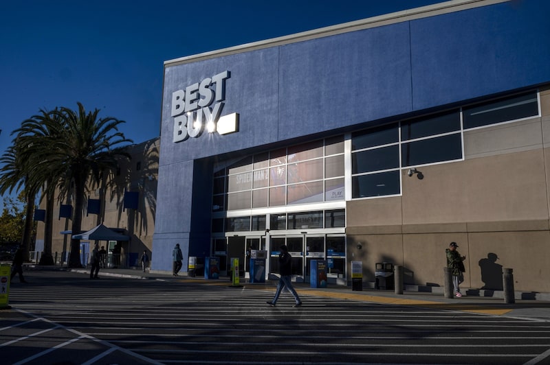 Compradores a las afueras de una tienda Best Buy. Compradores a las afueras de una tienda Best Buy.