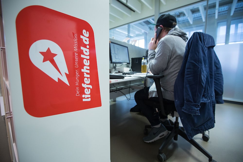 El logotipo de Delivery Hero AG se muestra mientras un empleado habla por teléfono fijo en las oficinas centrales de la compañía en Berlín, Alemania. El logotipo de Delivery Hero AG se muestra mientras un empleado habla por teléfono fijo en las oficinas centrales de la compañía en Berlín, Alemania.
