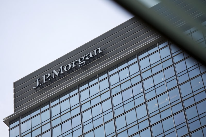 El letrero de JPMorgan Chase & Co. se exhibe en lo alto de una de las sedes de la compañía. El letrero de JPMorgan Chase & Co. se exhibe en lo alto de una de las sedes de la compañía.