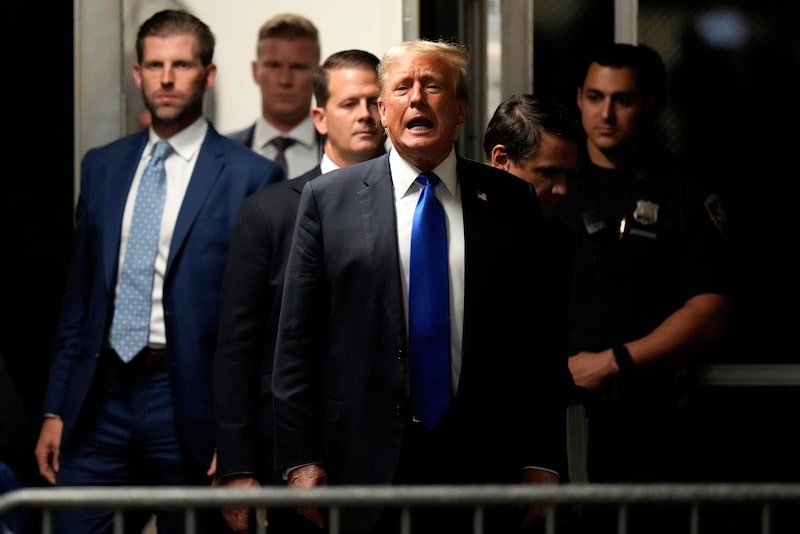 El expresidente estadounidense Donald Trump, en el centro, en el tribunal penal de Manhattan en Nueva York, Estados Unidos, el jueves 30 de mayo de 2024. El expresidente estadounidense Donald Trump, en el centro, en el tribunal penal de Manhattan en Nueva York, Estados Unidos, el jueves 30 de mayo de 2024.