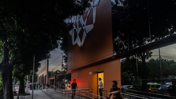 Hapvida contrata XP e BTG e avalia levantar R$ 1,5 bi em sale-leaseback, dizem fontes Hapvida contrata XP e BTG e avalia levantar R$ 1,5 bi em sale-leaseback, dizem fontes