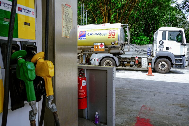 Nos EUA, o preço médio da gasolina nos postos está apenas alguns centavos abaixo do recorde de mais de US$ 5 o galão estabelecido no início deste mês Nos EUA, o preço médio da gasolina nos postos está apenas alguns centavos abaixo do recorde de mais de US$ 5 o galão estabelecido no início deste mês