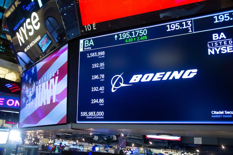 Una pantalla muestra el logotipo de Boeing en el parqué de la Bolsa de Nueva York. Fotógrafo: Michael Nagle/Bloomberg Una pantalla muestra el logotipo de Boeing en el parqué de la Bolsa de Nueva York. Fotógrafo: Michael Nagle/Bloomberg