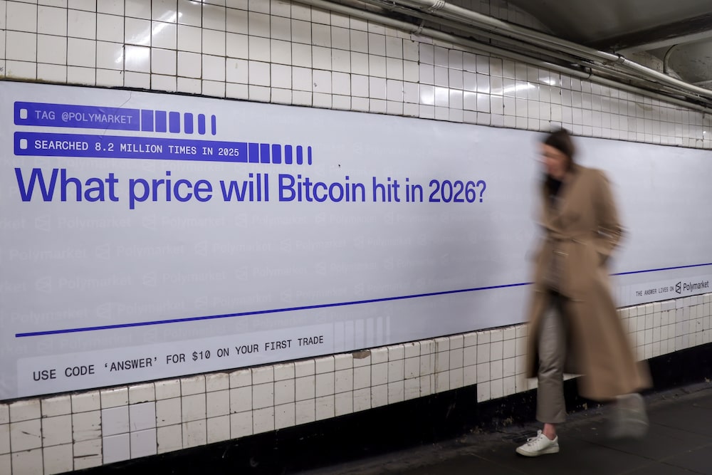 Anúncio da Polymarket, com a pergunta sobre o preço do Bitcoin em 2026, em uma estação de metrô de Nova York. Foto: Michael Nagle/Bloomberg Anúncio da Polymarket, com a pergunta sobre o preço do Bitcoin em 2026, em uma estação de metrô de Nova York. Foto: Michael Nagle/Bloomberg