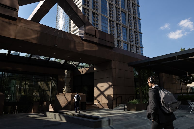 Transeúntes caminan por una calle en Dallas, Texas, EE.UU. Transeúntes caminan por una calle en Dallas, Texas, EE.UU.