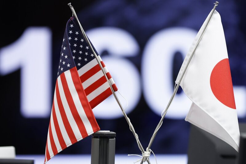 Las banderas de Estados Unidos y Japón en la sala de operaciones de la correduría de divisas Gaitame.com Co. en Tokio, Japón, el jueves 27 de junio de 2024. Las banderas de Estados Unidos y Japón en la sala de operaciones de la correduría de divisas Gaitame.com Co. en Tokio, Japón, el jueves 27 de junio de 2024.