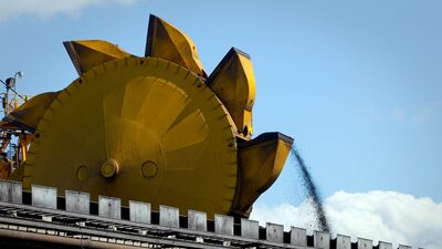 Lucro da BHP cai 25% com queda do preço do minério de ferro e demanda chinesa fraca Lucro da BHP cai 25% com queda do preço do minério de ferro e demanda chinesa fraca