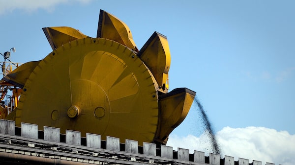 Lucro da BHP cai 25% com queda do preço do minério de ferro e demanda chinesa fraca Lucro da BHP cai 25% com queda do preço do minério de ferro e demanda chinesa fraca