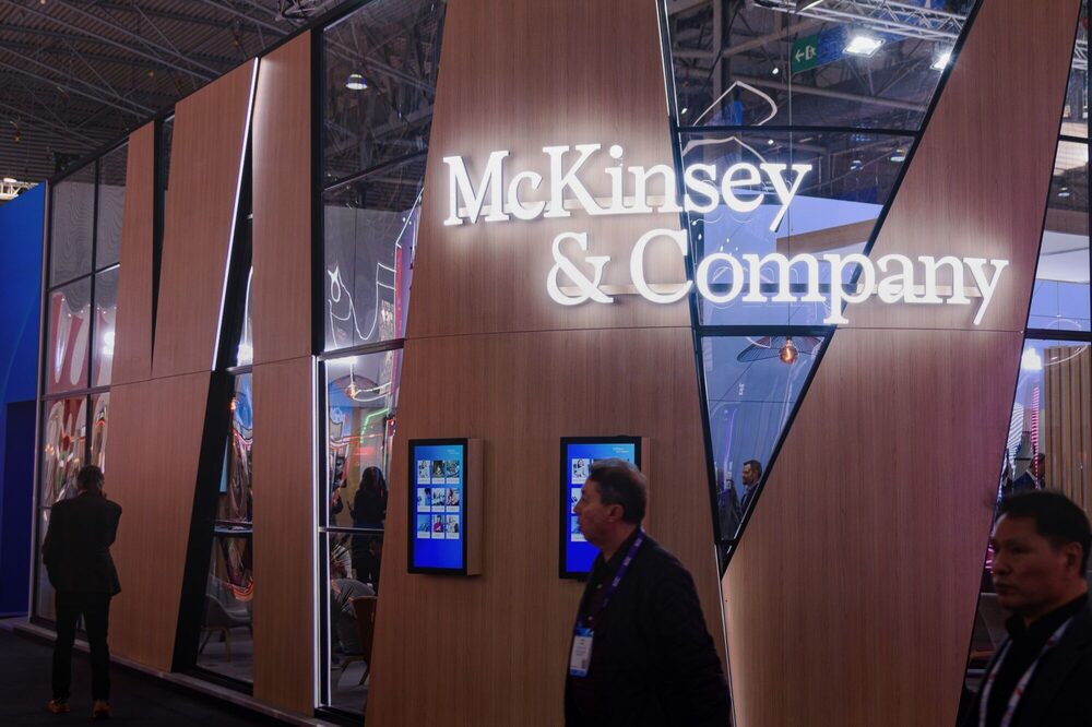 The McKinsey & Company es un ejemplo cuando de formación de líderes ejecutivos se trata, como retrata el libro 'The Journey of Leadership: How CEOs Learn to Lead from the Inside Out'. The McKinsey & Company es un ejemplo cuando de formación de líderes ejecutivos se trata, como retrata el libro 'The Journey of Leadership: How CEOs Learn to Lead from the Inside Out'.
