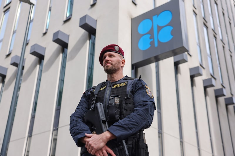 Un agente de policía armado patrulla frente al edificio de la Secretaría de la OPEP antes de la 33ª reunión de la Organización de Países Exportadores de Petróleo (OPEP) y los países no miembros de la OPEP en Viena, Austria, el miércoles 5 de octubre de 2022. Un agente de policía armado patrulla frente al edificio de la Secretaría de la OPEP antes de la 33ª reunión de la Organización de Países Exportadores de Petróleo (OPEP) y los países no miembros de la OPEP en Viena, Austria, el miércoles 5 de octubre de 2022.