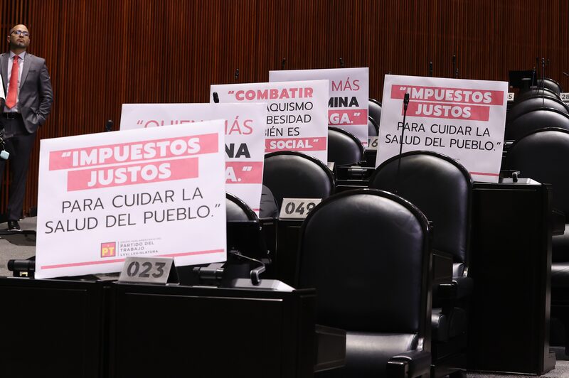 Diputados del Partido del Trabajo colocaron panfletos para apoyar la propuesta de la presidenta Claudia Sheinbaum de subir los impuestos a refrescos y bebidas azucaradas, en el Pleno de la Cámara de Diputados, el jueves 16 de octubre de 2025. Diputados del Partido del Trabajo colocaron panfletos para apoyar la propuesta de la presidenta Claudia Sheinbaum de subir los impuestos a refrescos y bebidas azucaradas, en el Pleno de la Cámara de Diputados, el jueves 16 de octubre de 2025.