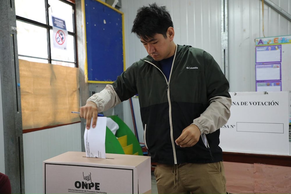Sufragio en el colegio 7098 Rodrigo Lara Bonilla, ubicado en Lurín, Perú, el 13 de abril de 2026. Sufragio en el colegio 7098 Rodrigo Lara Bonilla, ubicado en Lurín, Perú, el 13 de abril de 2026.