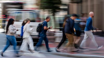 Com jornada mais curta, americanos saem mais cedo do trabalho e produzem mais Com jornada mais curta, americanos saem mais cedo do trabalho e produzem mais