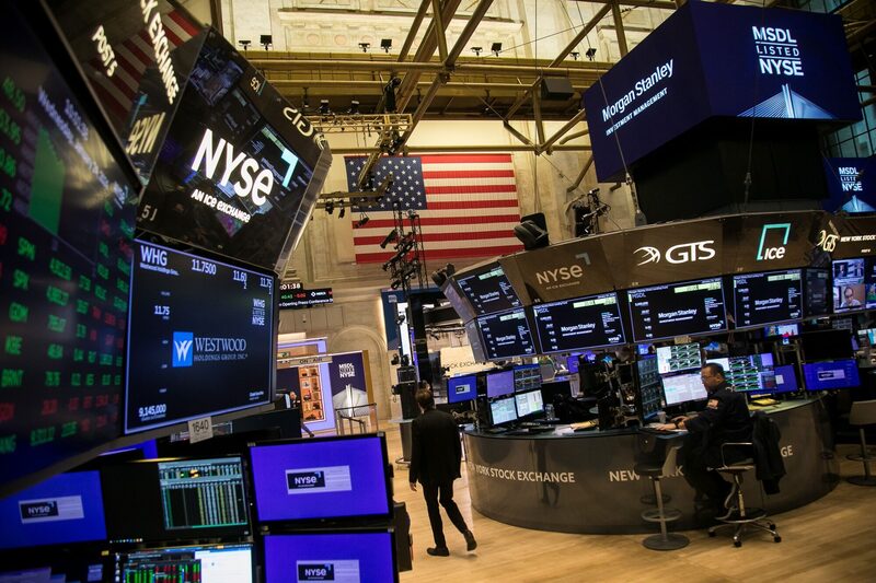 Traders na New York Stock Exchange (NYSE) em Nova York Traders na New York Stock Exchange (NYSE) em Nova York