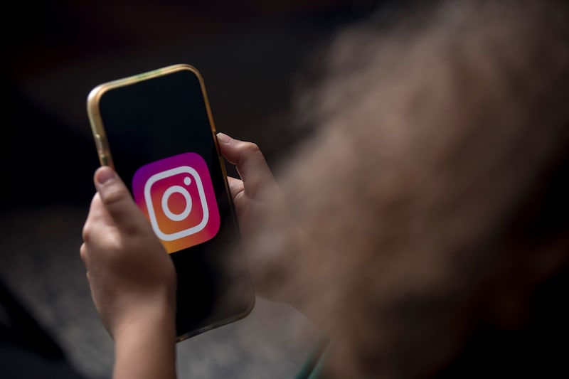 Un niño sostiene un teléfono inteligente que muestra el logotipo de Instagram. Fotógrafo: Brent Lewin/Bloomberg. Un niño sostiene un teléfono inteligente que muestra el logotipo de Instagram. Fotógrafo: Brent Lewin/Bloomberg.