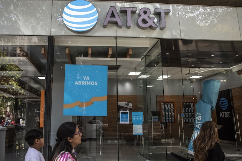 AT&T decidió en 2015 vender su participación en América Móvil para convertirse en su competidor AT&T decidió en 2015 vender su participación en América Móvil para convertirse en su competidor