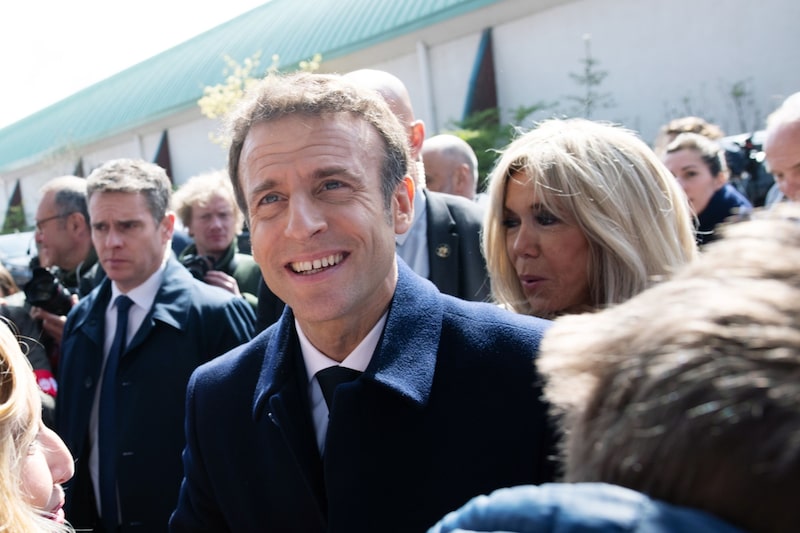 Emmanuel Macron, presidente de Francia, y su esposa Brigitte Macron saludan a los miembros del público después de votar en un colegio electoral durante la primera ronda de las elecciones presidenciales francesas, en Le Touquet, Francia, el domingo 10 de abril de 2022. Fotógrafo: Benjamin Girette/Bloomberg Emmanuel Macron, presidente de Francia, y su esposa Brigitte Macron saludan a los miembros del público después de votar en un colegio electoral durante la primera ronda de las elecciones presidenciales francesas, en Le Touquet, Francia, el domingo 10 de abril de 2022. Fotógrafo: Benjamin Girette/Bloomberg